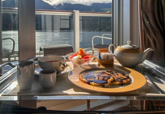 Cafe-da-manha-no-quarto-entregue-pelo-mordomo-na-cabine-do-MSC-Yacht-Club-1024x768